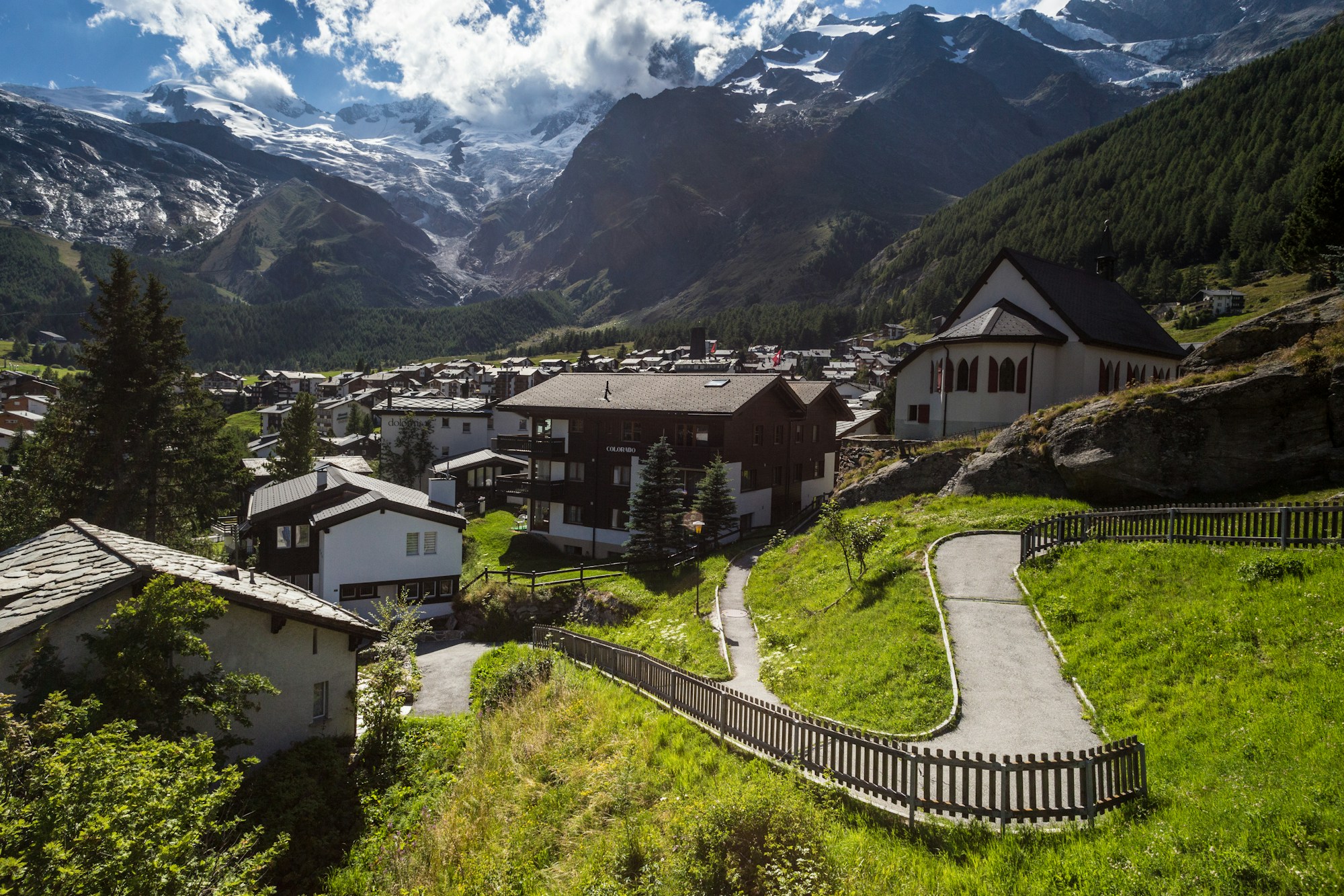 Village de Saas-Fee sans voiture dans le Valais suisse avec vue sur les glaciers et sommets enneigés du Mischabel