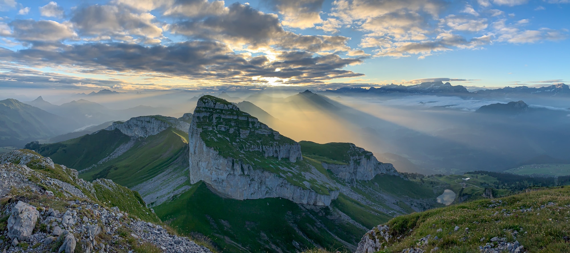 Lever de soleil depuis le sommet de la Tour d'Aï en Suisse avec vue sur les Alpes vaudoises et le lac Léman dans la brume matinale
