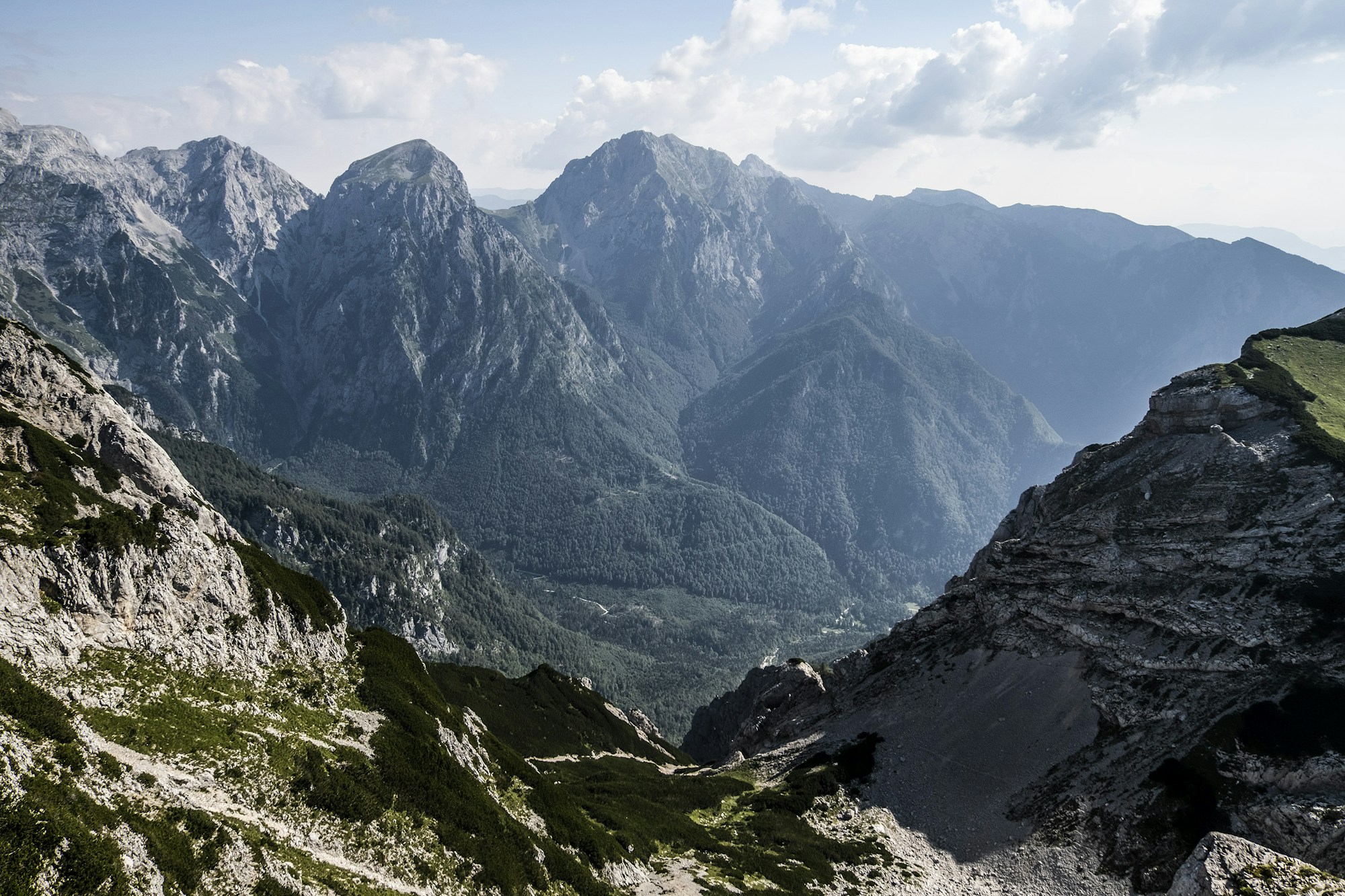 Randonnée alpine dans les montagnes de Slovénie, forêts et sommets rocheux