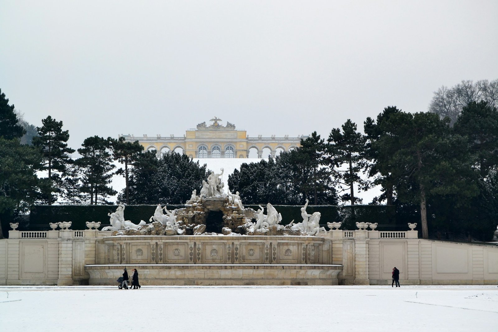Schönbrunn Palace in Vienna with its baroque fountain — a must for the extended weekend