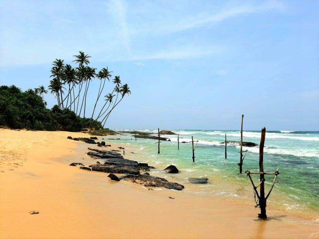 Plage tropicale de Koggala au Sri Lanka, cocotiers et eaux turquoise