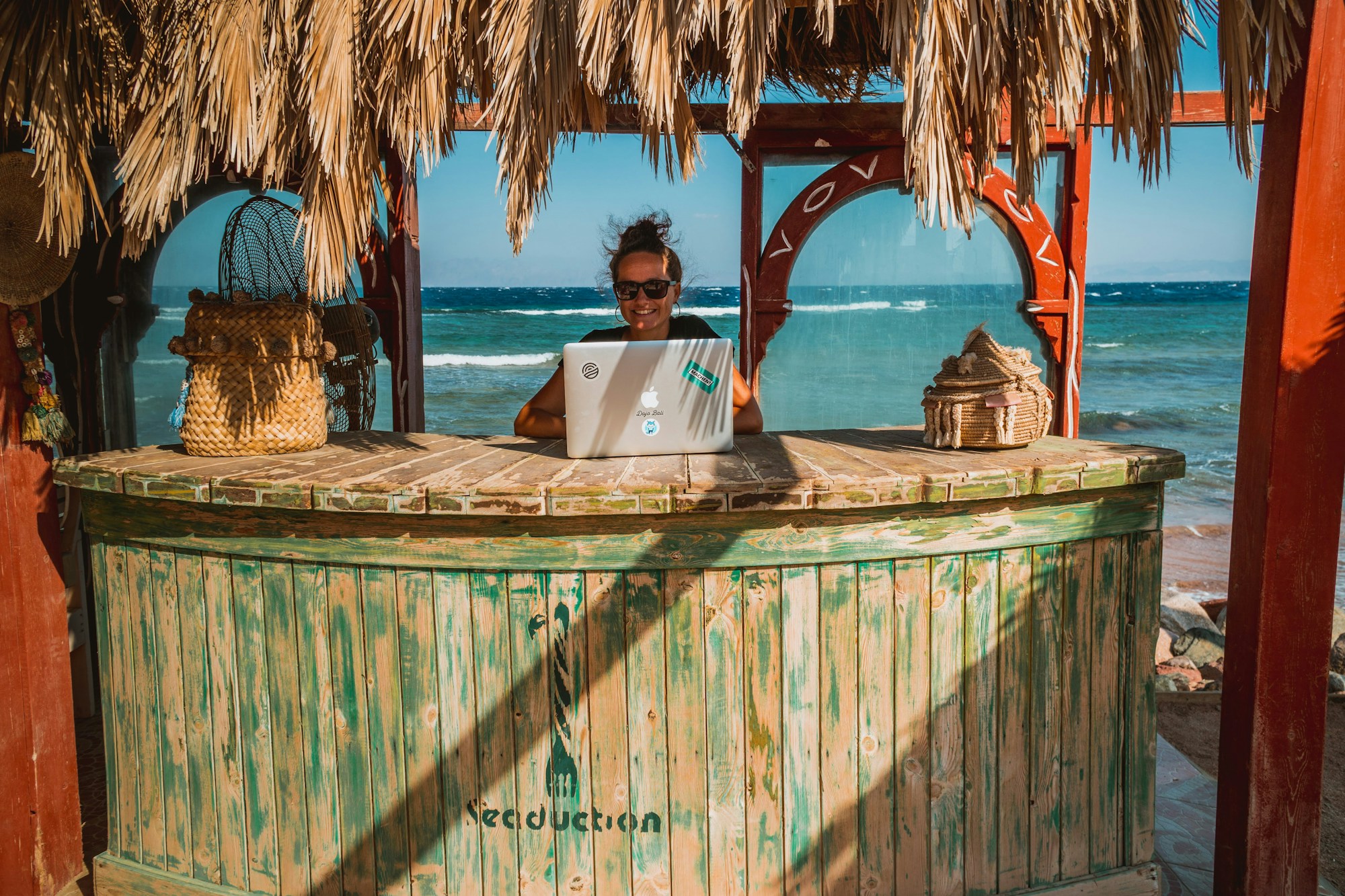 Digital nomad travaillant sur un ordinateur portable dans un cadre tropical