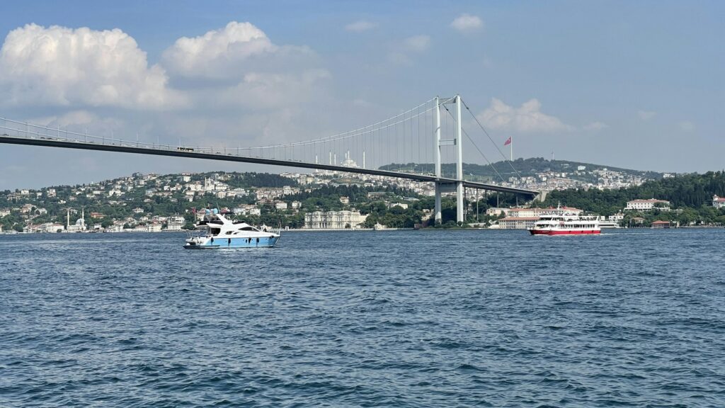 Le Bosphore vu depuis Istanbul, Turquie, au crépuscule
