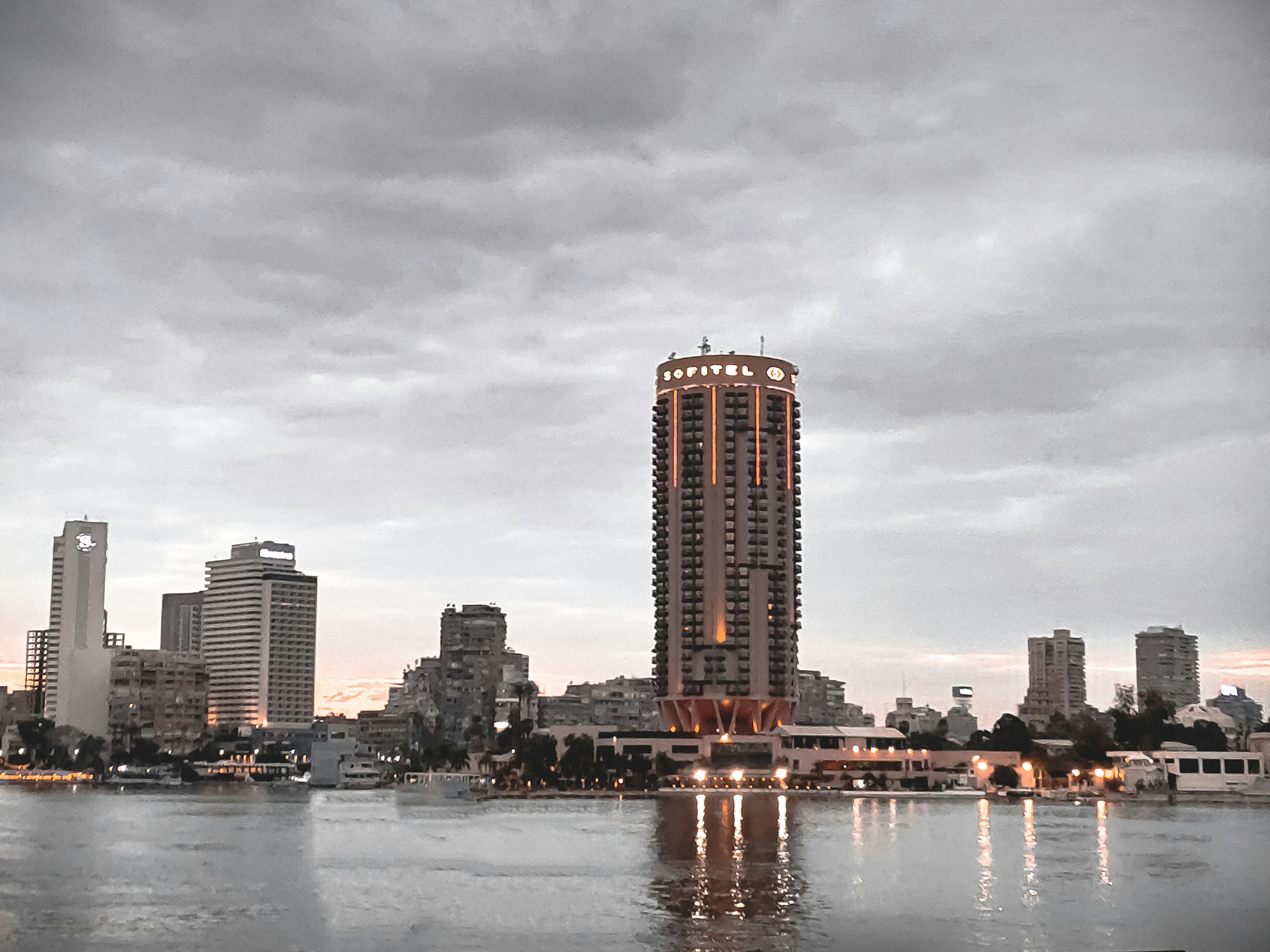 Skyline de El Cairo con el Nilo al atardecer, Egipto