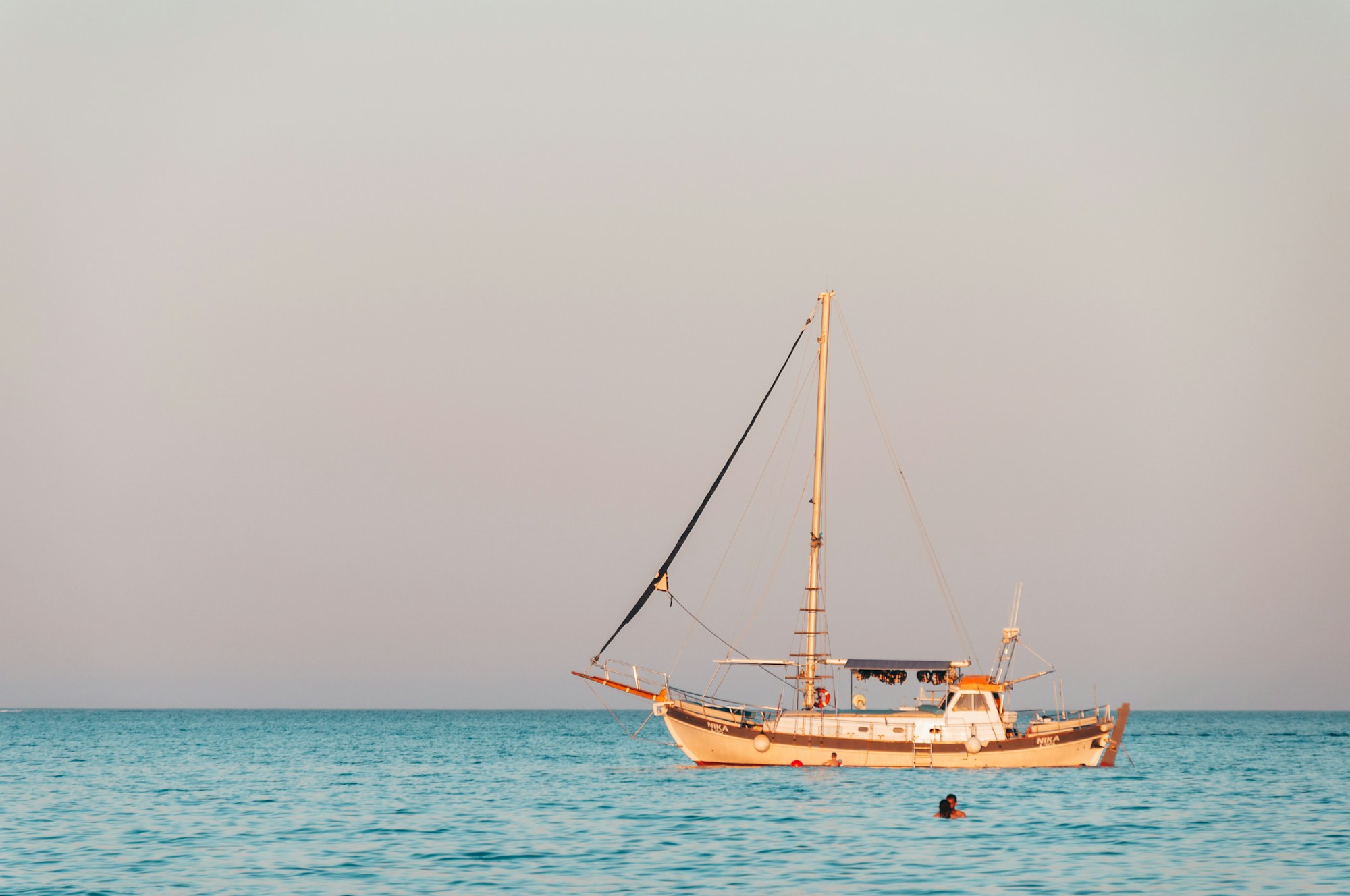 Mar turquesa y barco blanco frente a la costa de Chipre, Mediterráneo