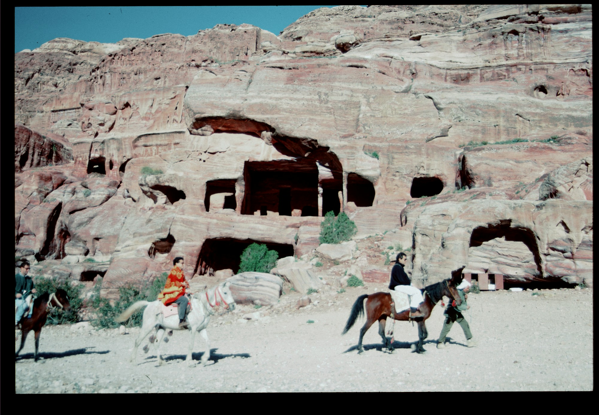 Jinetes frente al Tesoro de Petra, Jordania