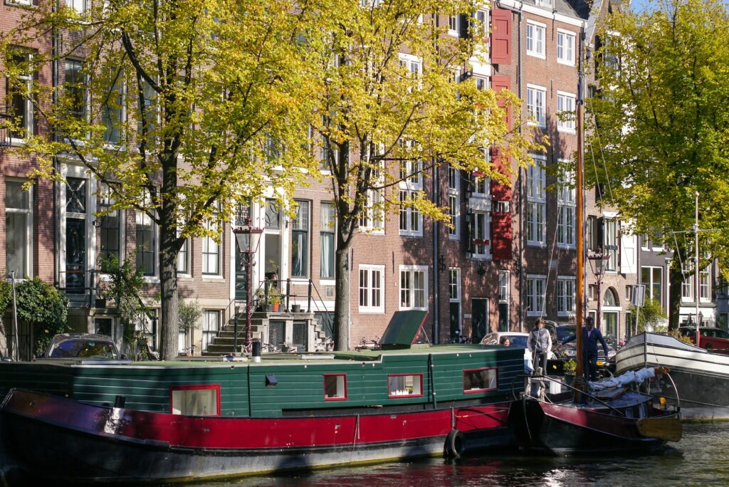Houseboats amarrés sur les canaux d'Amsterdam, Pays-Bas, symbole du voyage flottant en Europe