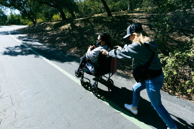 Voyager en fauteuil roulant en 2026 : le guide complet de l&rsquo;accessibilité