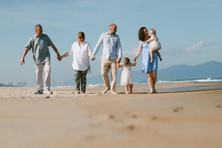 Voyage skip-gen 2026 : grands-parents et petits-enfants sans les parents — la tendance qui crée les meilleurs souvenirs