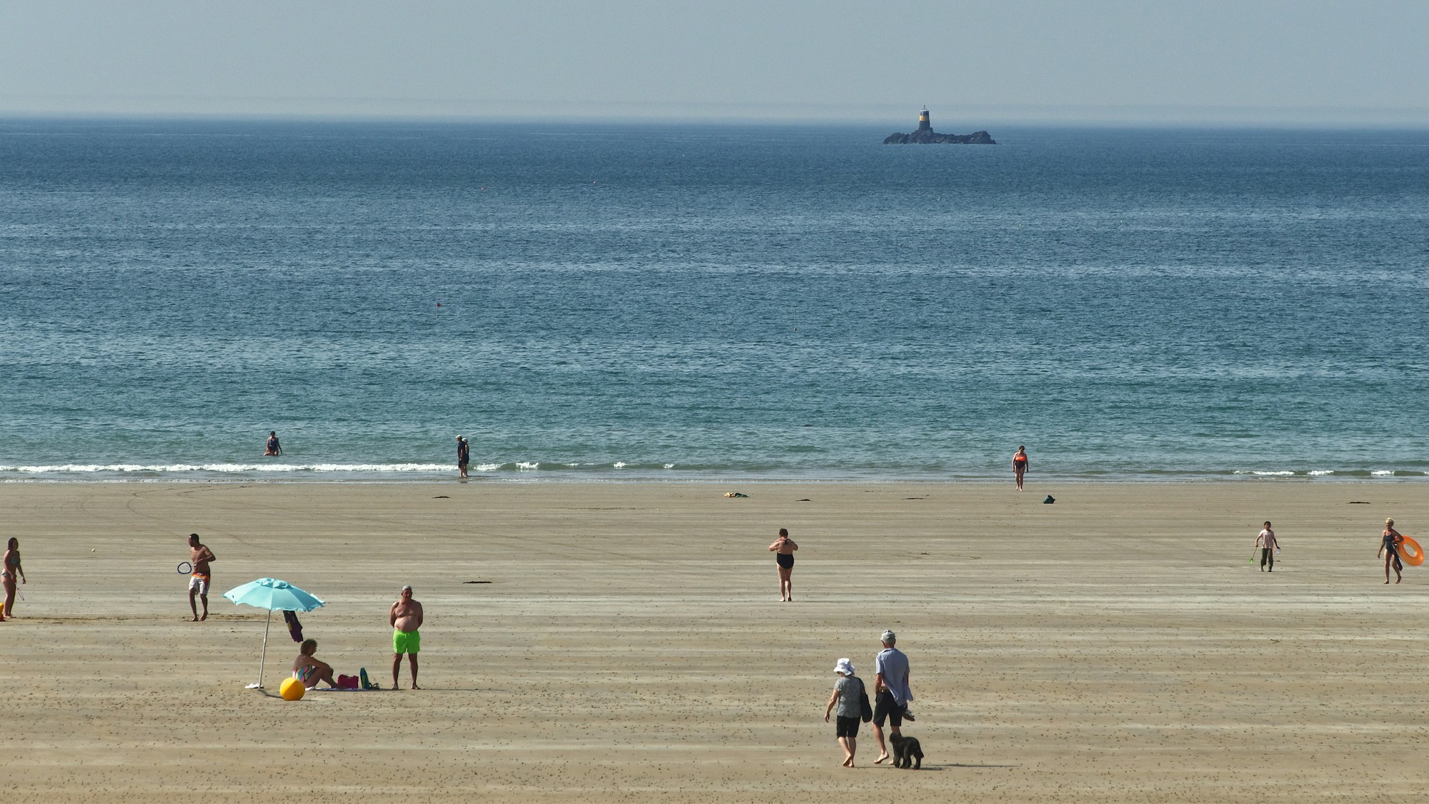 Plage de Bretagne en France avec marée basse — pêche à pied en famille