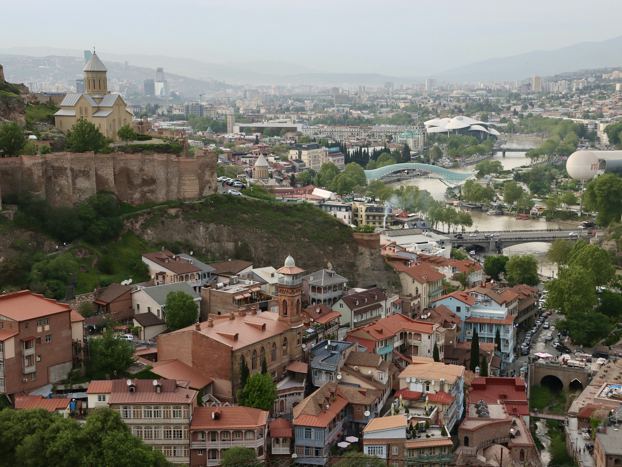 Vue panoramique de Tbilissi, capitale de la Géorgie, avec ses ruelles médiévales et bains soufrés