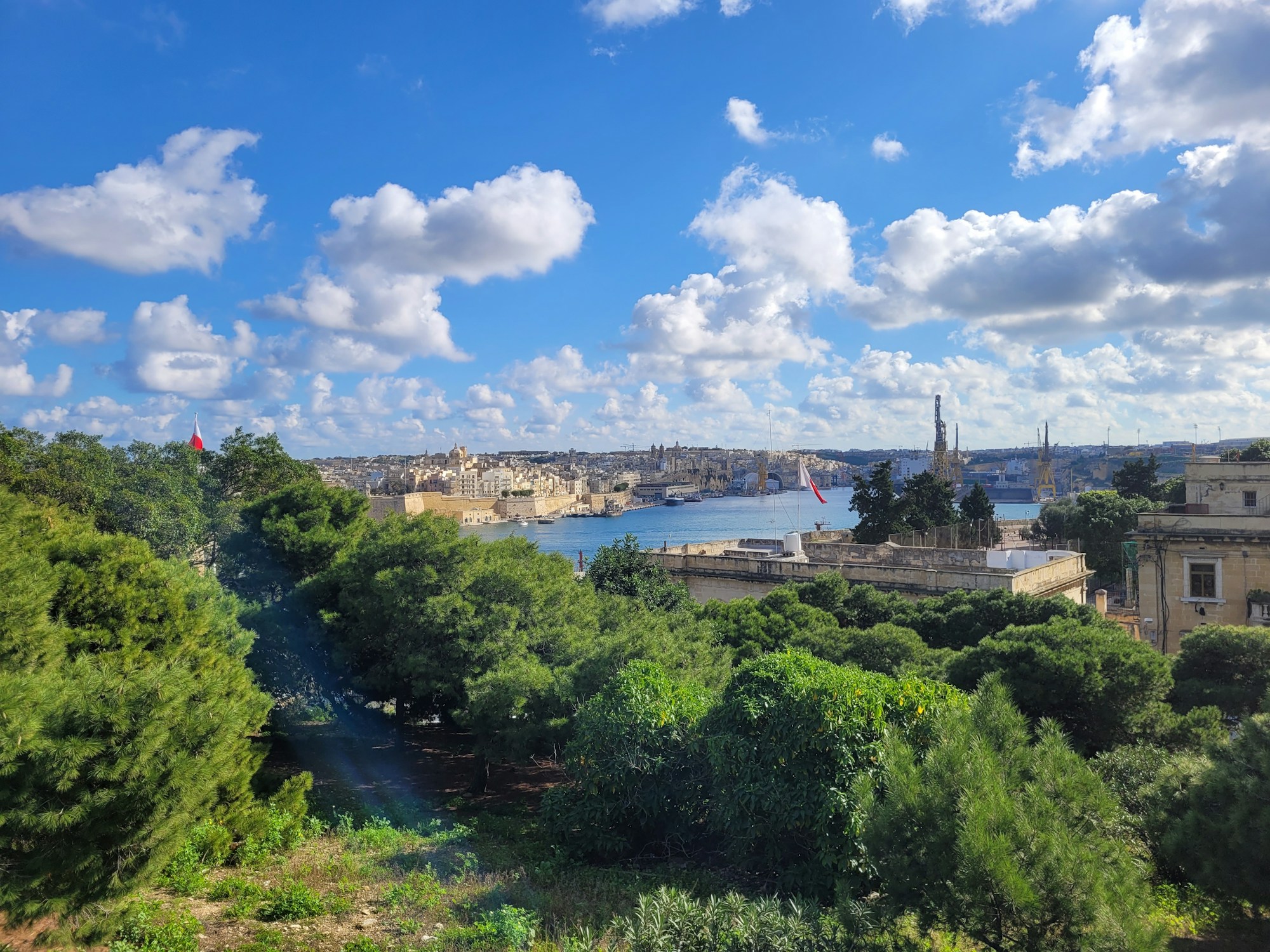Vue du port de La Valette à Malte avec ses bâtiments historiques baignés de soleil