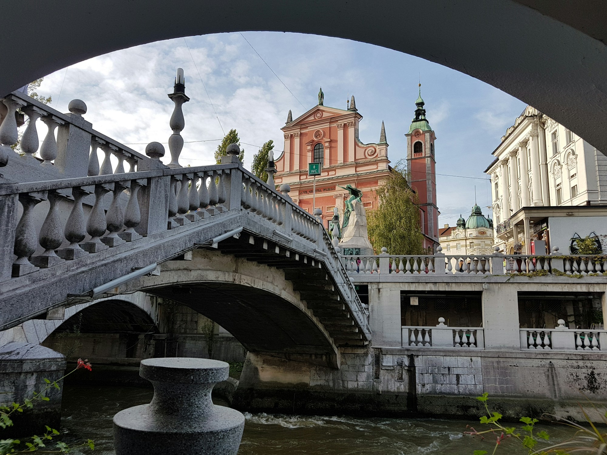 Pont et église rose à Ljubljana en Slovénie, architecture baroque au bord de la rivière Ljubljanica