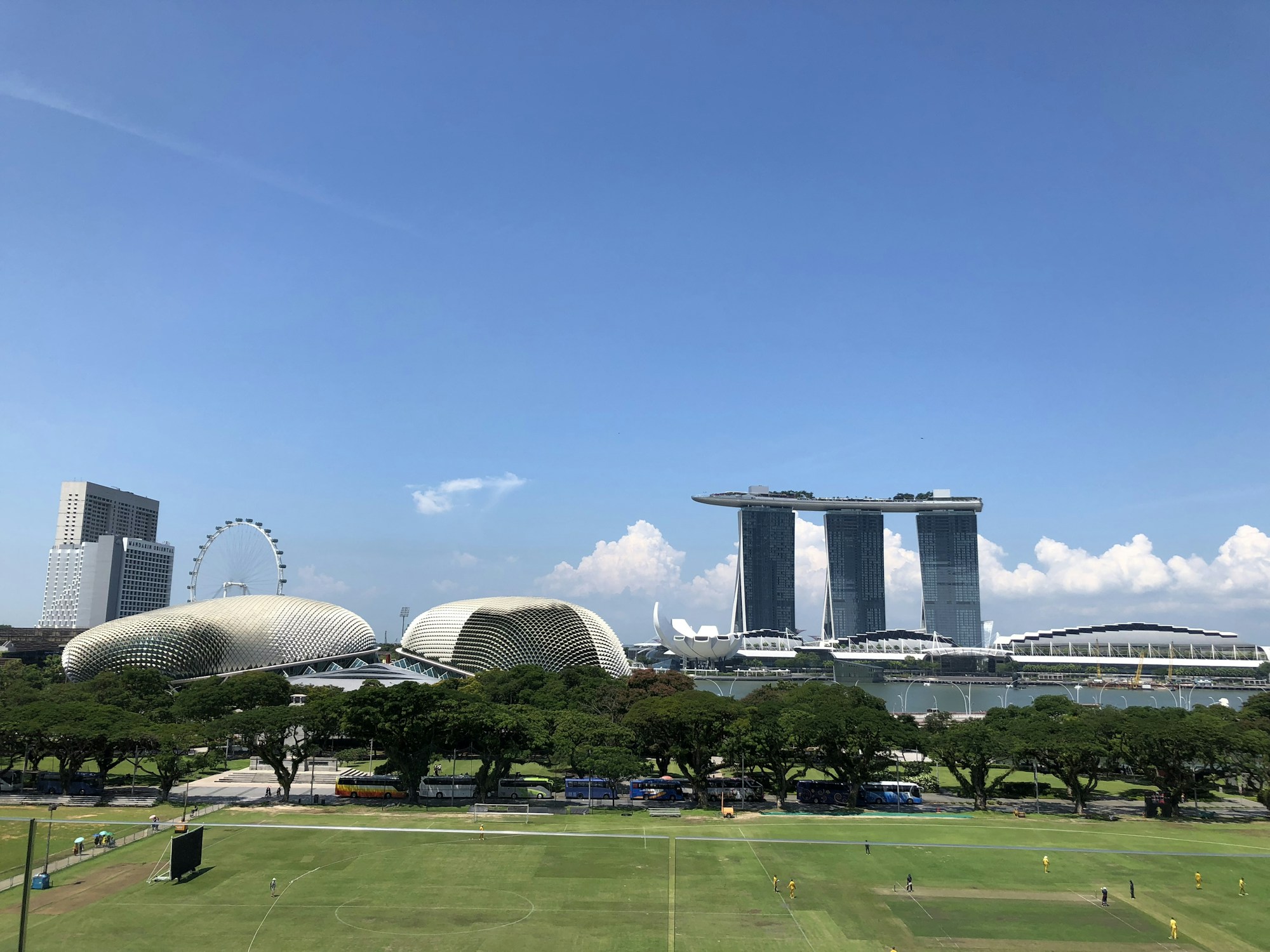 Visiteurs se promenant dans le parc du Merlion à Singapour, symbole de la cité-État