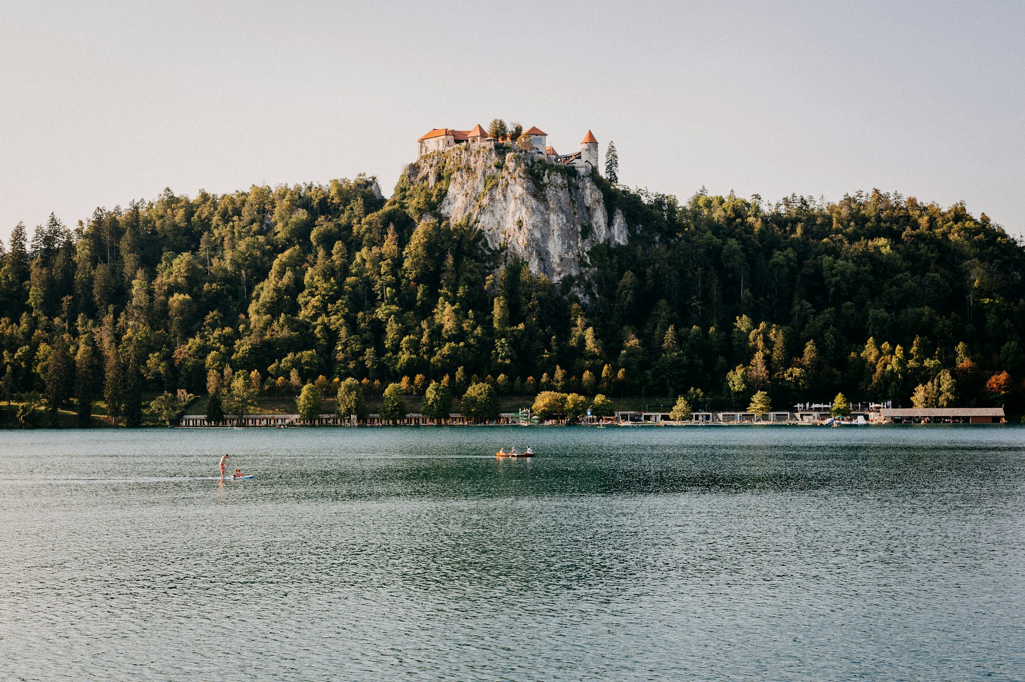 Lac de Bled en Slovénie avec son île et son château perché sur les falaises, reflet parfait dans l'eau