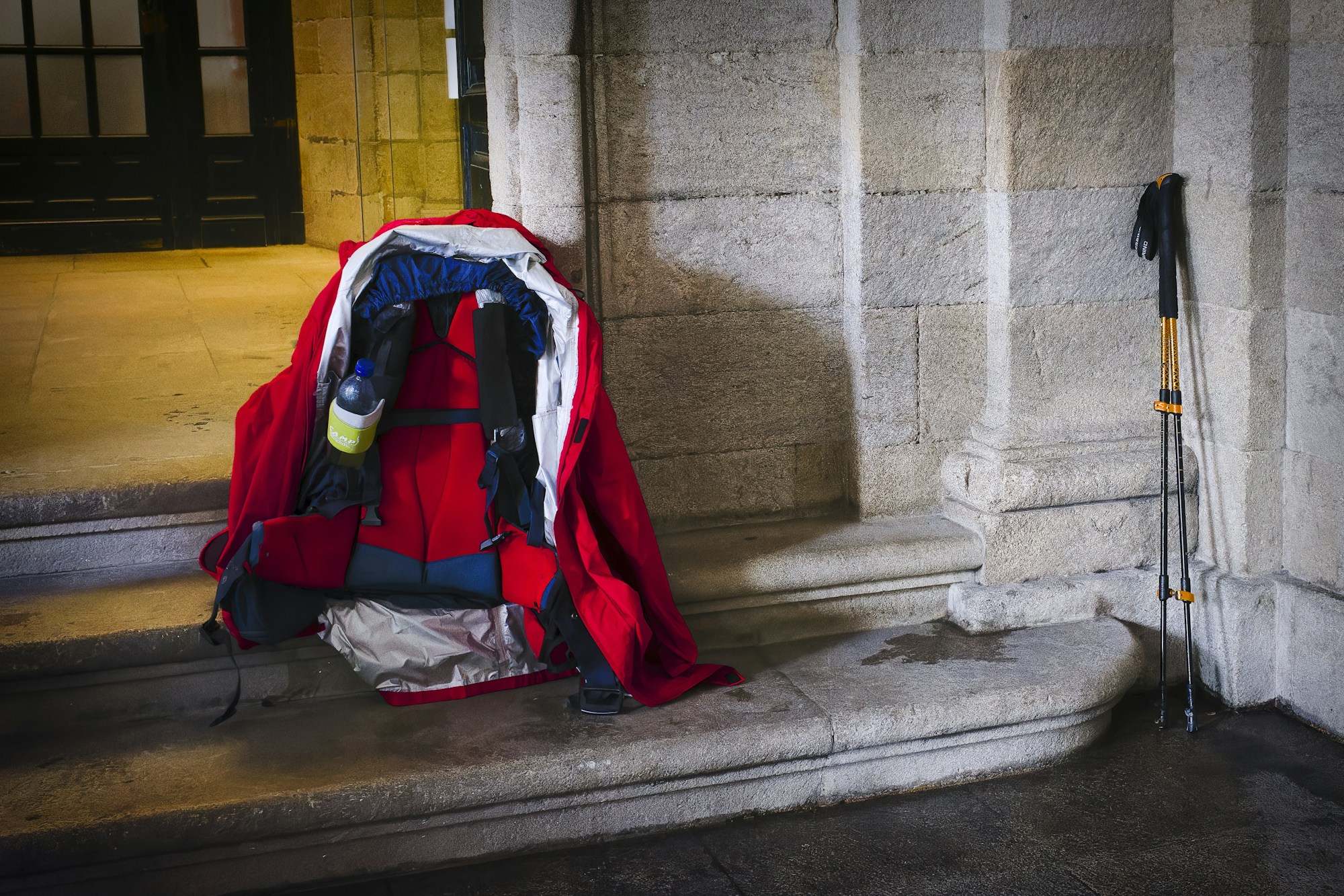 Coquille de Saint-Jacques sur un mur de pierre le long du Camino de Santiago