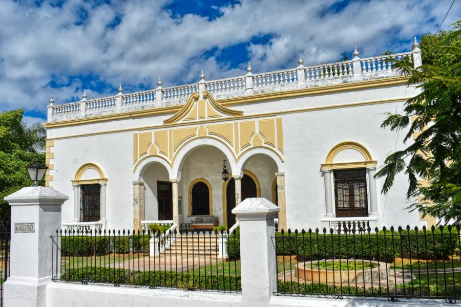 Paseo de Montejo à Mérida, Yucatán, architecture coloniale et arbres