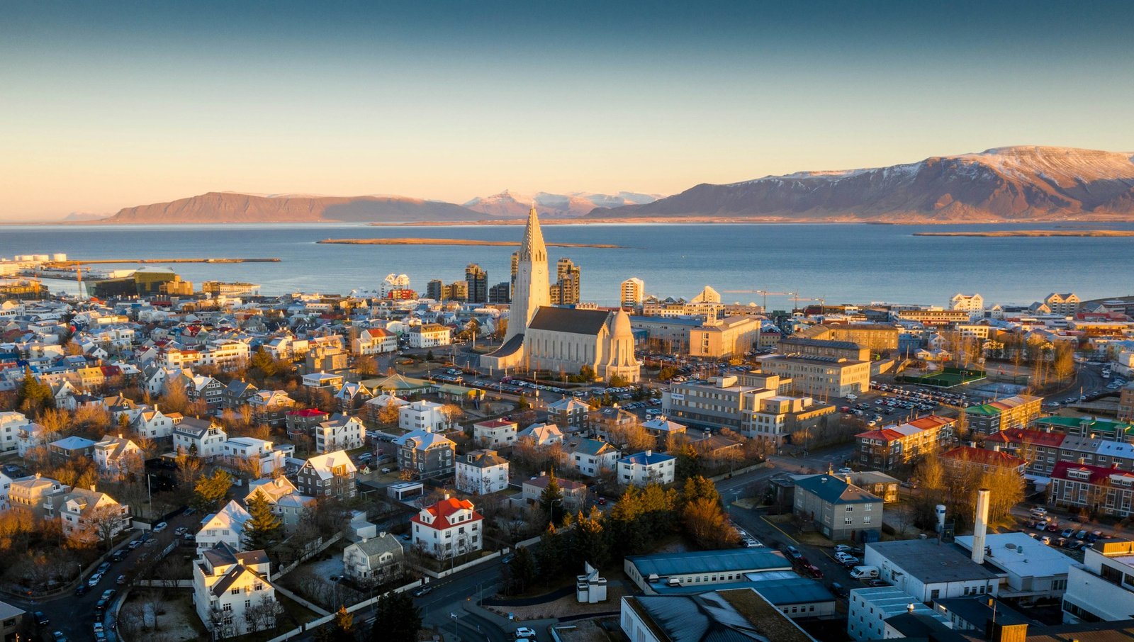 Northern lights above Hallgrimskirkja church in Reykjavik, Iceland