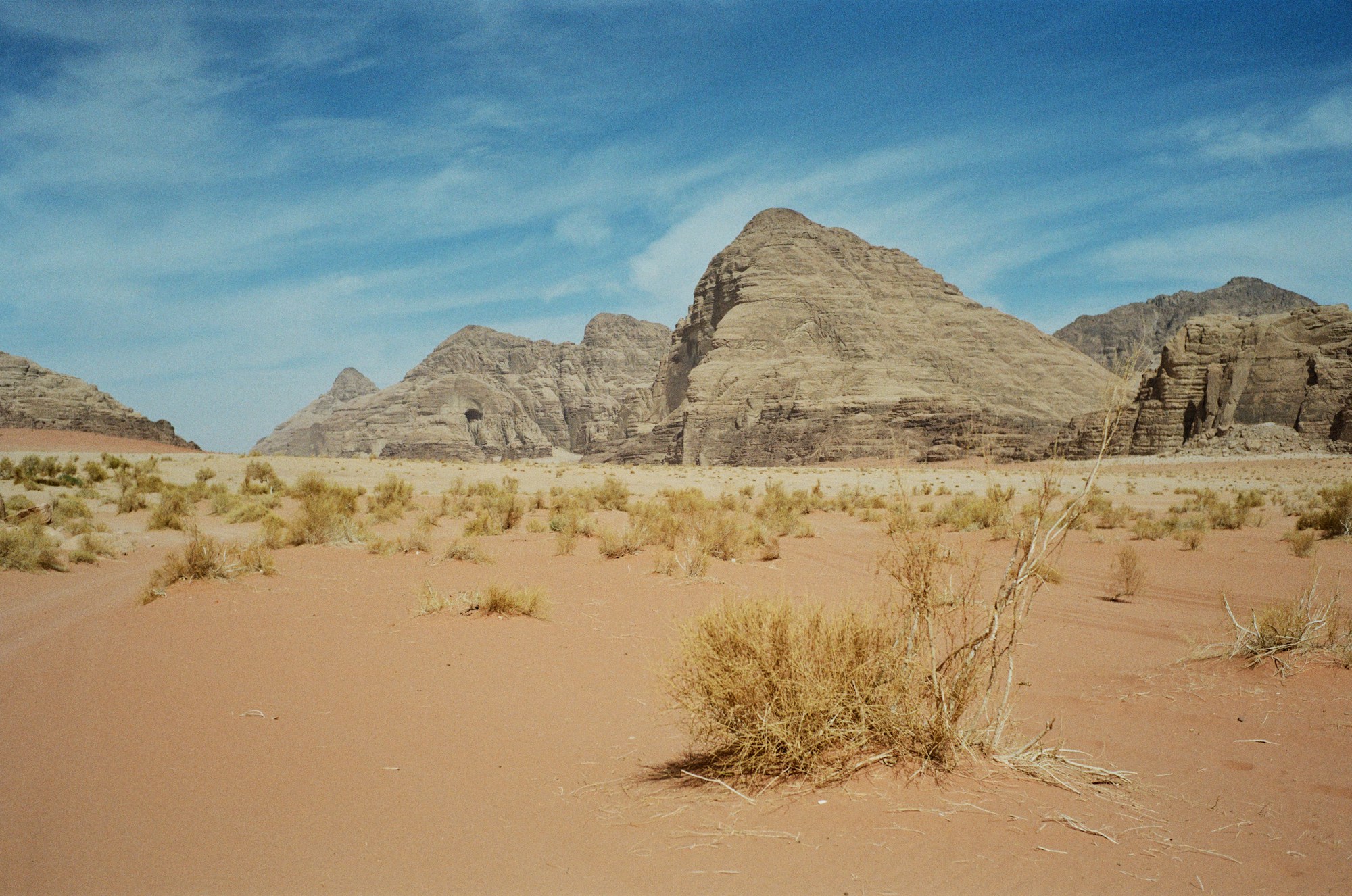Désert de Wadi Rum (Vallée de la Lune), Jordanie — formations rocheuses de grès rouge sous un ciel bleu intense
