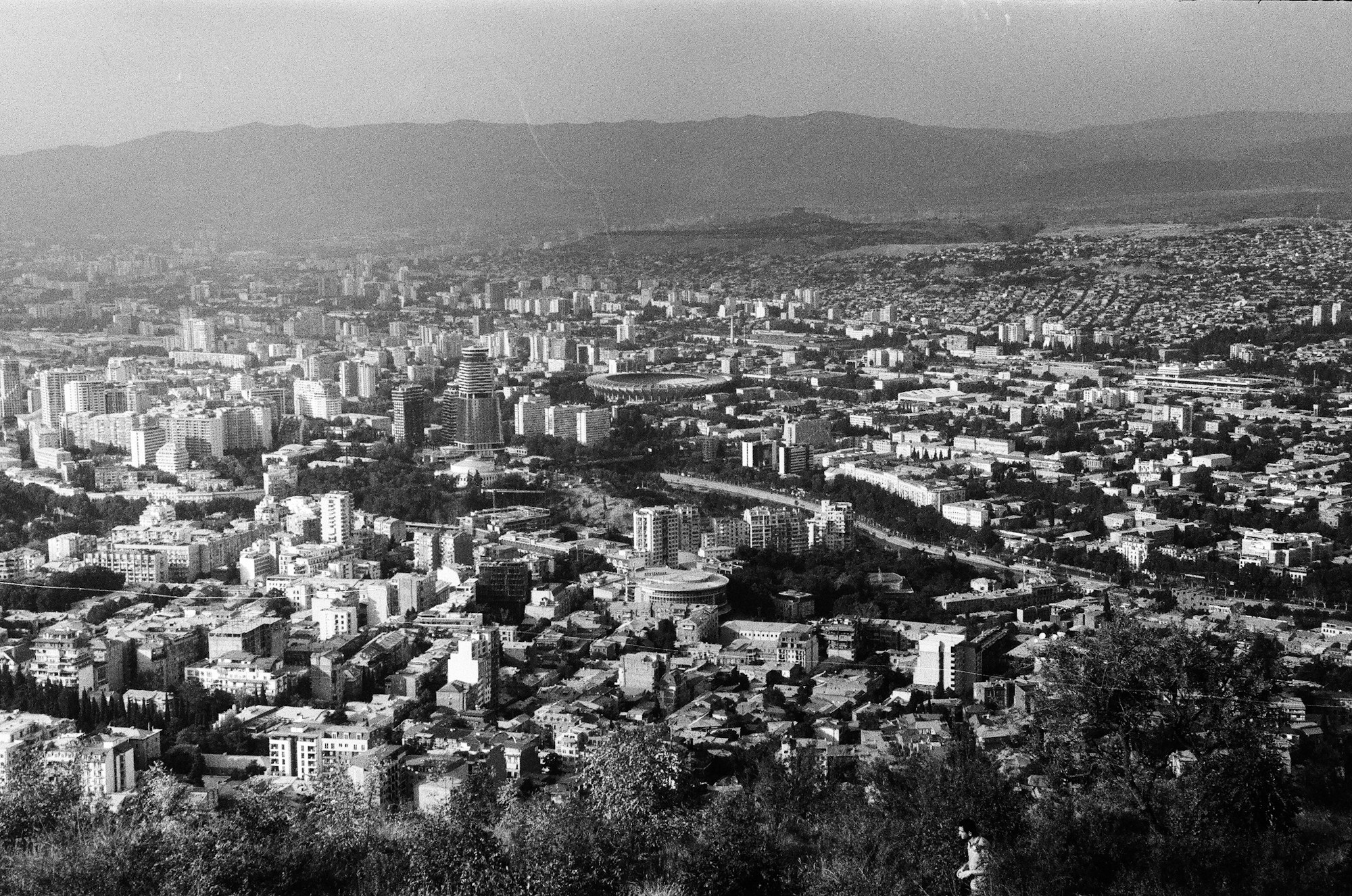 Vue panoramique de Tbilissi avec les montagnes du Caucase en arrière-plan, Géorgie