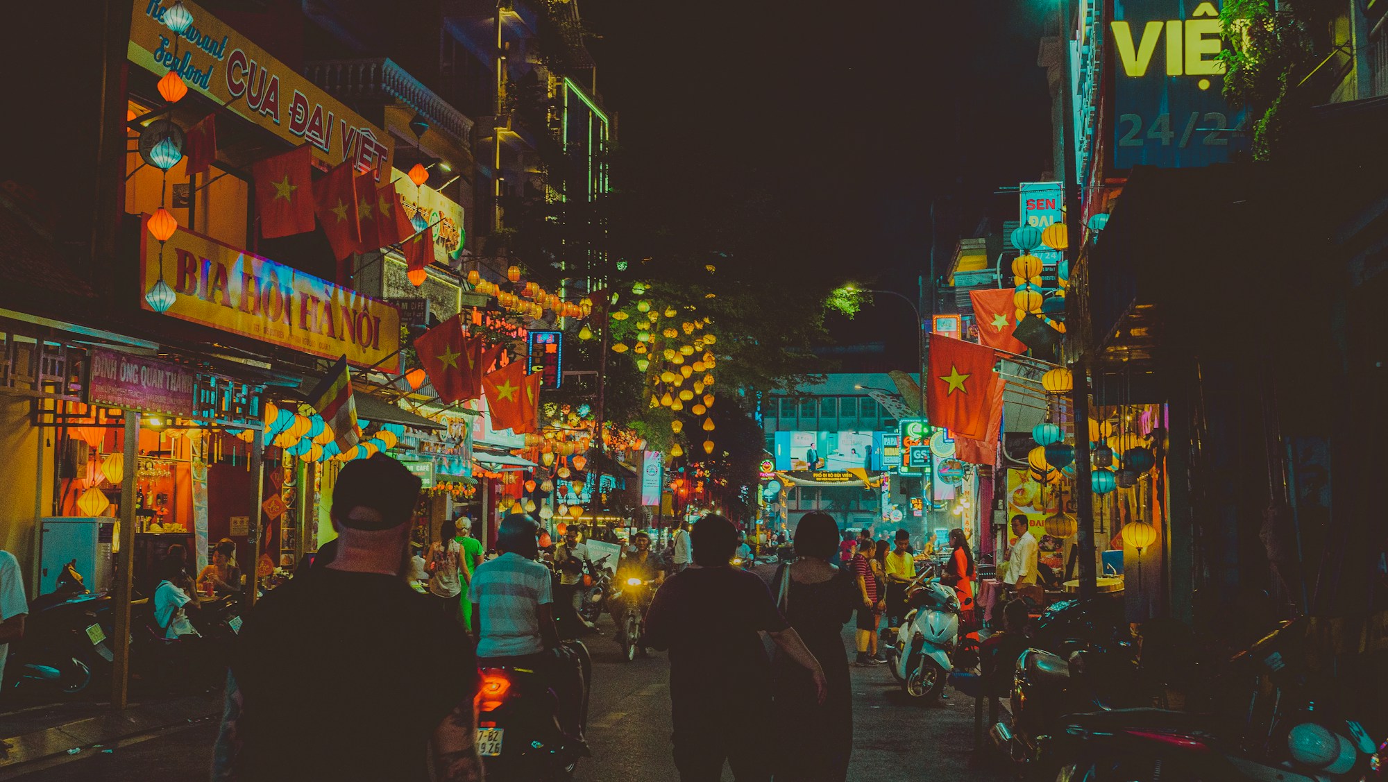 Rue animée la nuit à Hô Chi Minh-Ville (Saïgon), Vietnam
