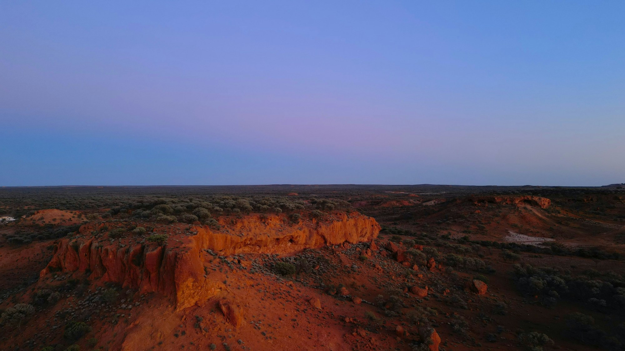 Paysage désertique de l'outback australien au crépuscule — Murujuga, Australie occidentale