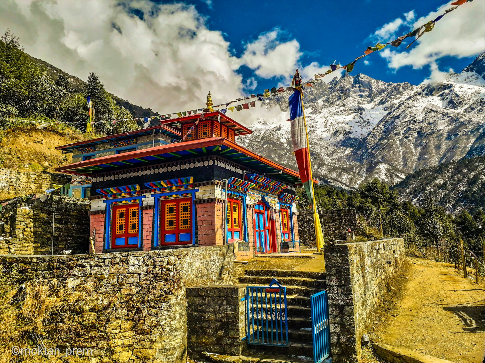 Monastère bouddhiste dans une vallée himalayenne au Népal — Tsum Valley