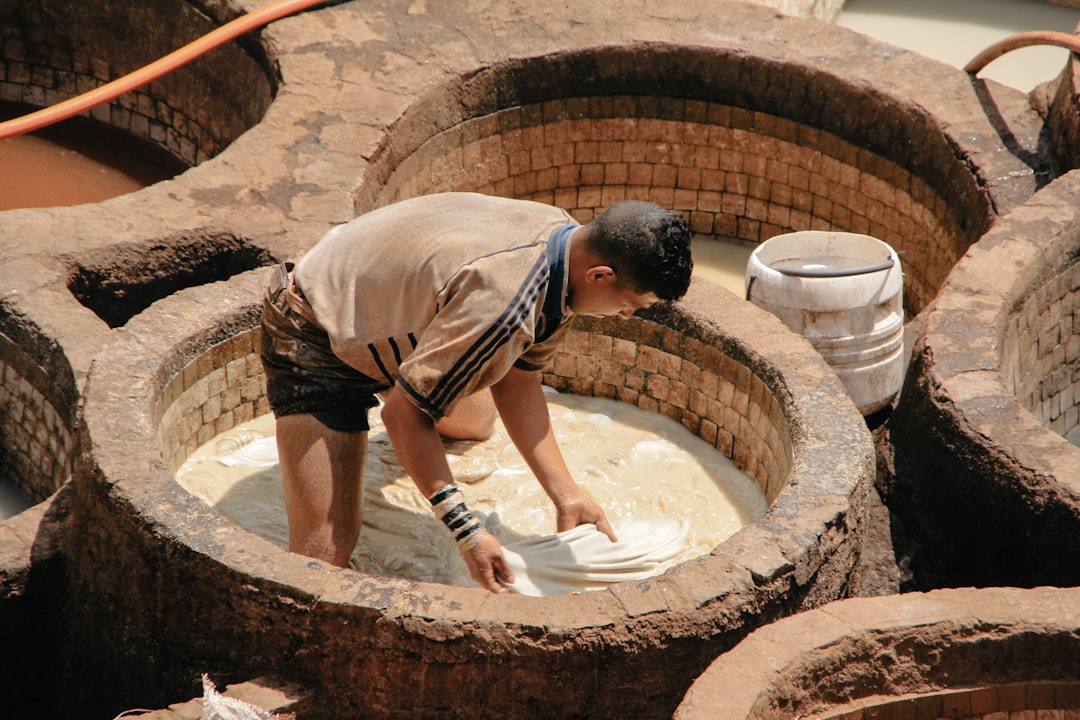 Tanneries de Chouara à Fès, Maroc — cuves de teinture colorées vues depuis les terrasses
