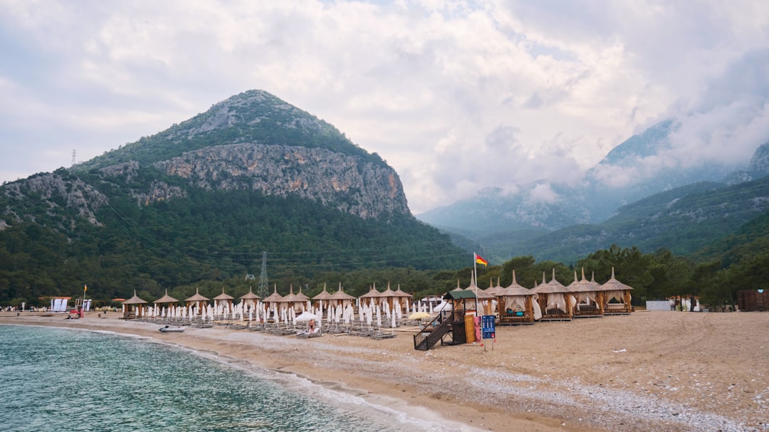 Plage sauvage d'Olympos avec les montagnes boisées en arrière-plan, côte lycienne Turquie