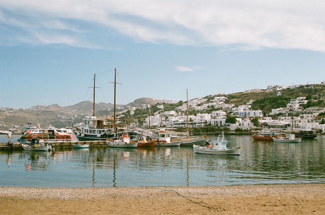 Port pittoresque d'une île grecque des Cyclades avec maisons blanches et bateaux