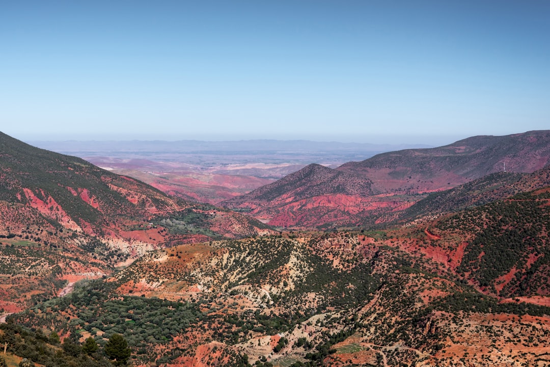Paysage de montagne aux couleurs ocre et rose dans l'Anti-Atlas marocain