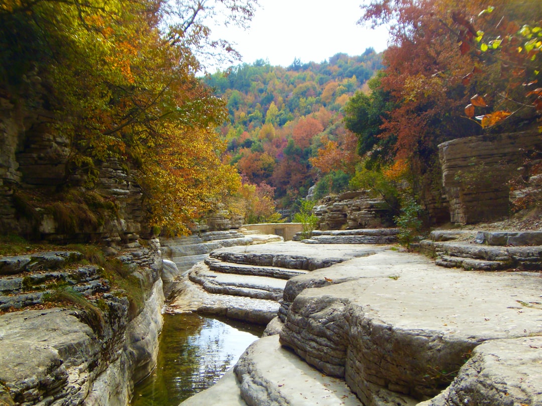 Bassins naturels de Pápigkos dans les montagnes Zagori en Épire, Grèce
