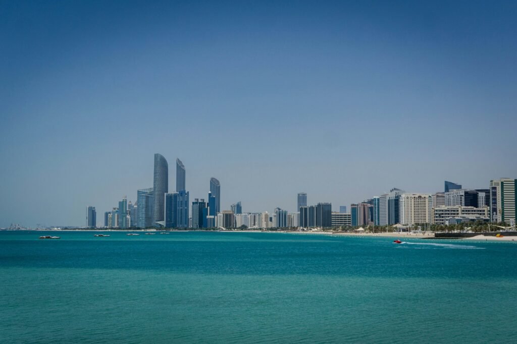 Skyline d'Abu Dhabi au coucher du soleil avec ses gratte-ciels modernes face au Golfe Persique