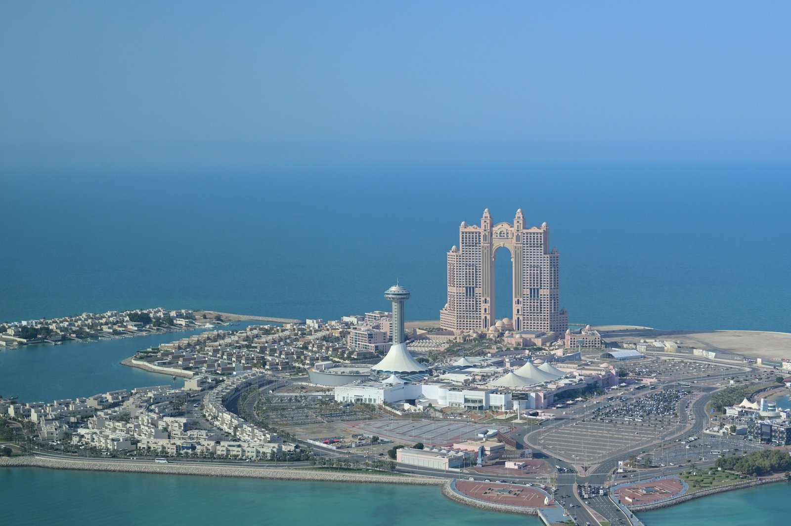 Resort de lujo Rixos Marina Abu Dhabi con piscina infinita y vistas a la marina
