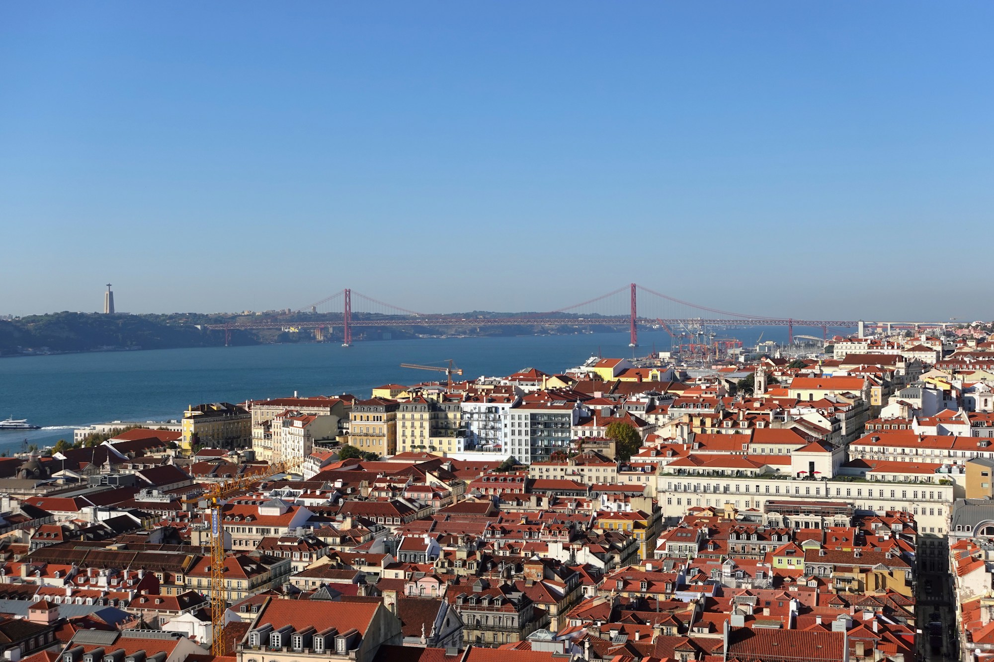 Vista aerea de Lisboa sobre el estuario del Tajo