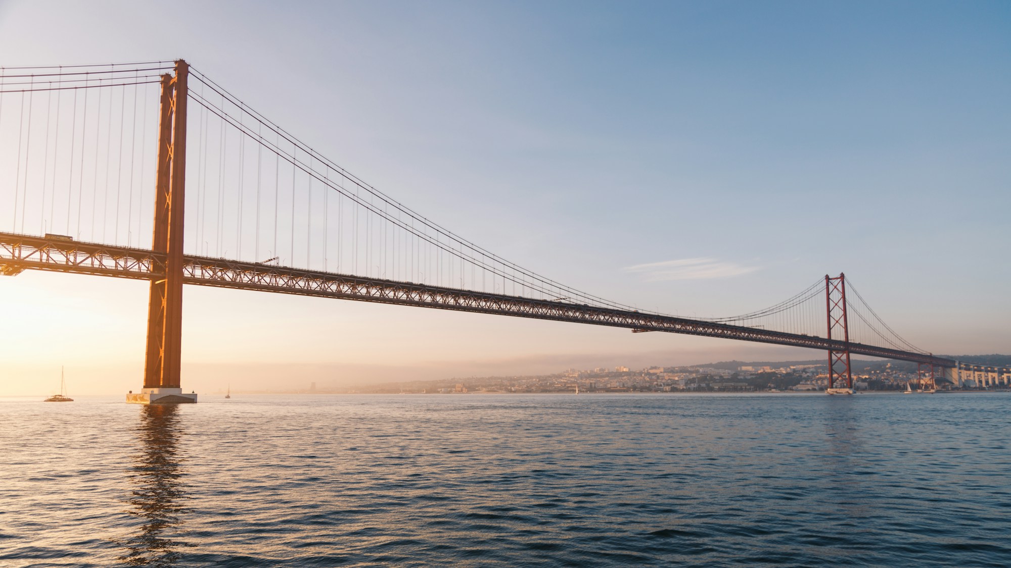 Le pont du 25 Avril enjambant le Tage à Lisbonne, vu depuis les hauteurs de la ville
