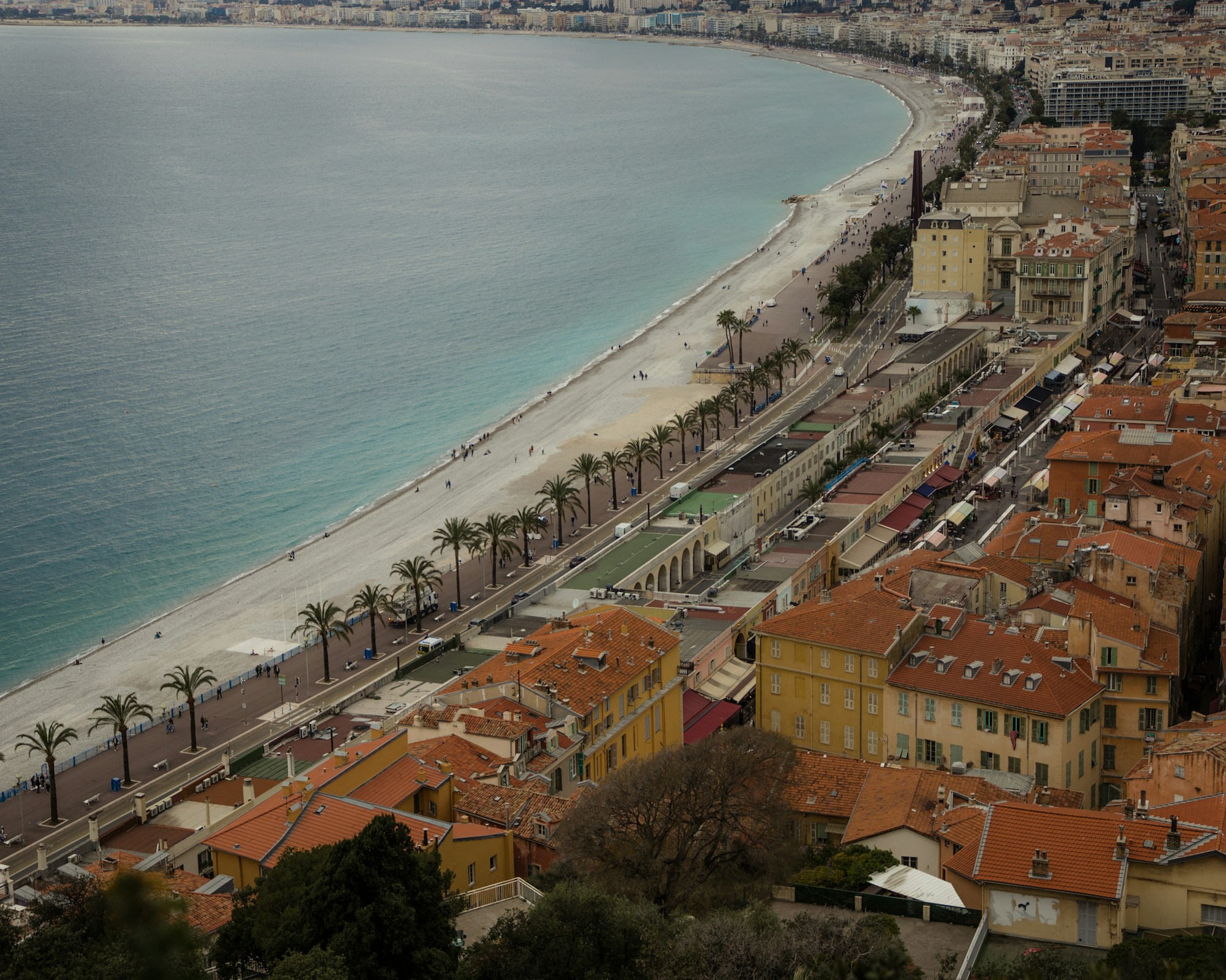 Vue aérienne de la Promenade des Anglais à Nice, Côte d'Azur, destination phare de Transavia depuis Orly