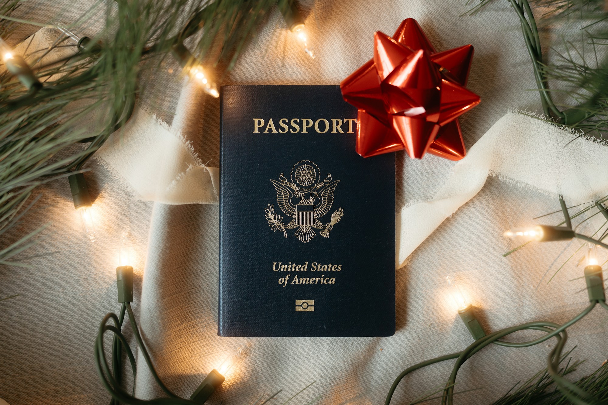 Passeport français ouvert avec tampons de visas pour un voyage aux États-Unis, ESTA obligatoire