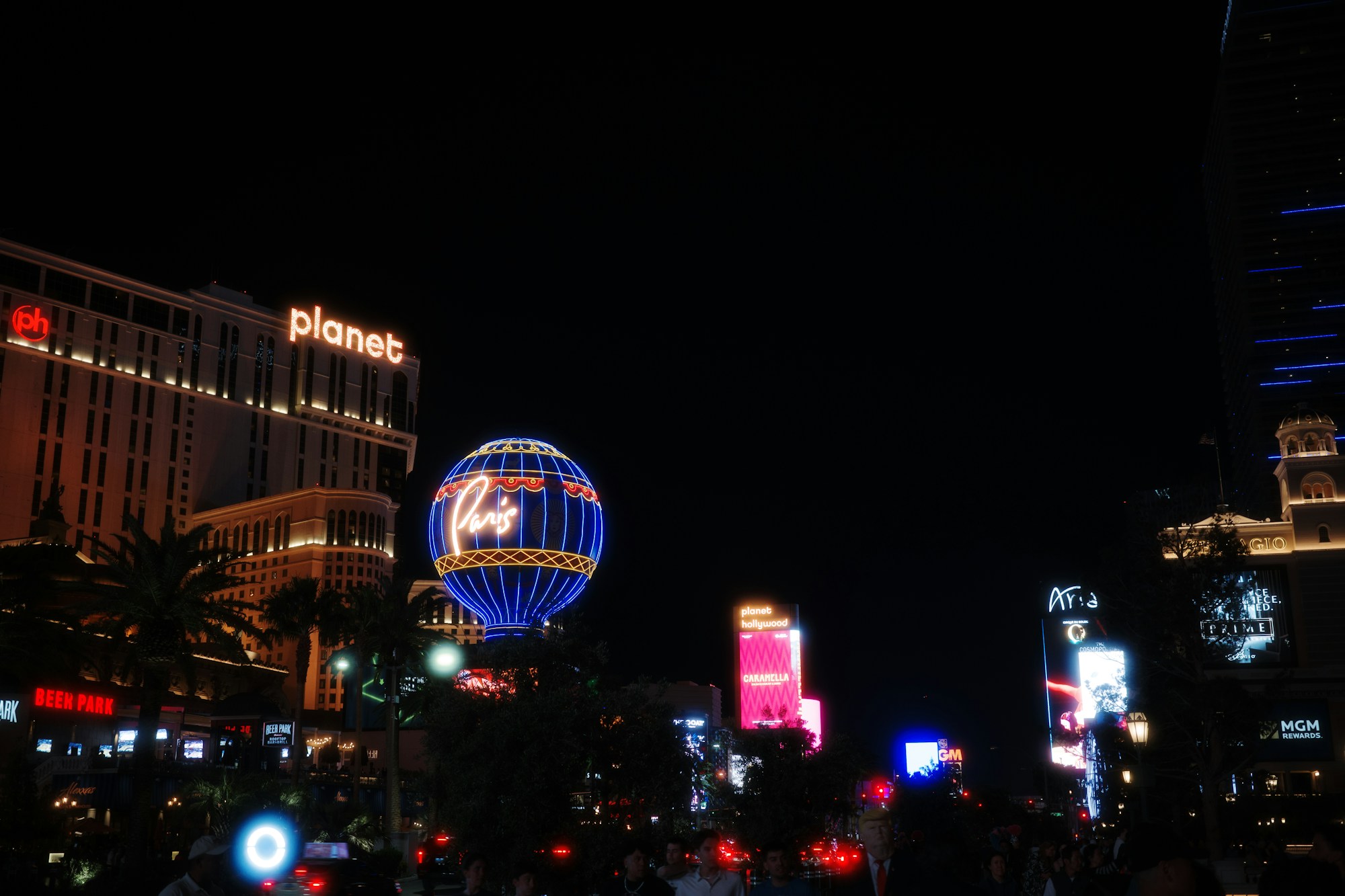 Vue aérienne du Strip de Las Vegas illuminé de nuit avec ses casinos et hôtels emblématiques