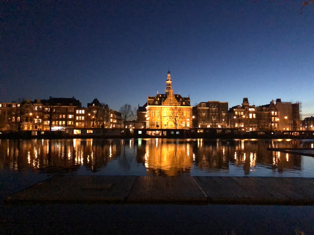 Amsterdam la nuit, canal et façades illuminées — Museum Nacht 2026