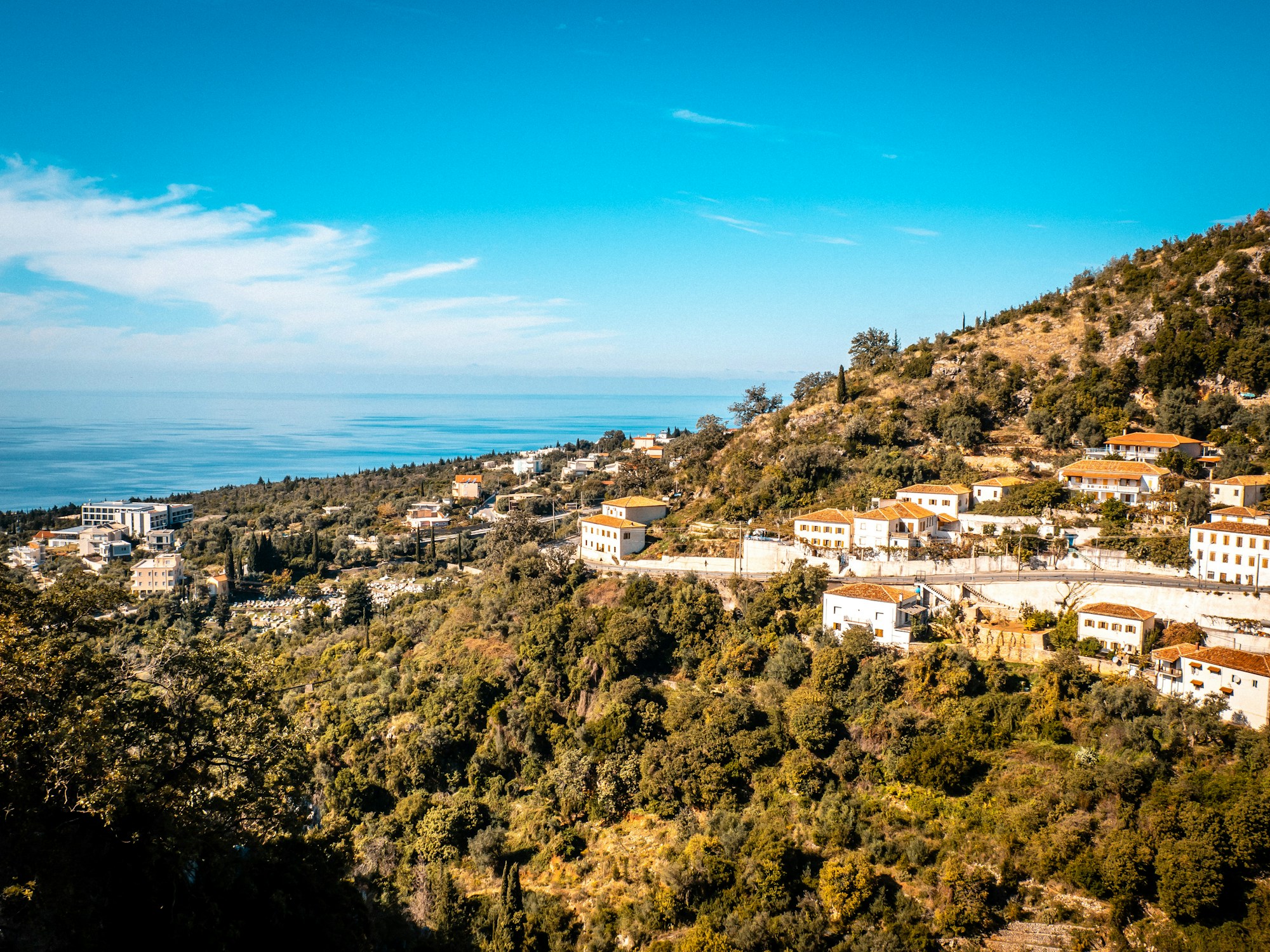 Pintoresco pueblo costero albanés enclavado en las montañas, Riviera albanesa