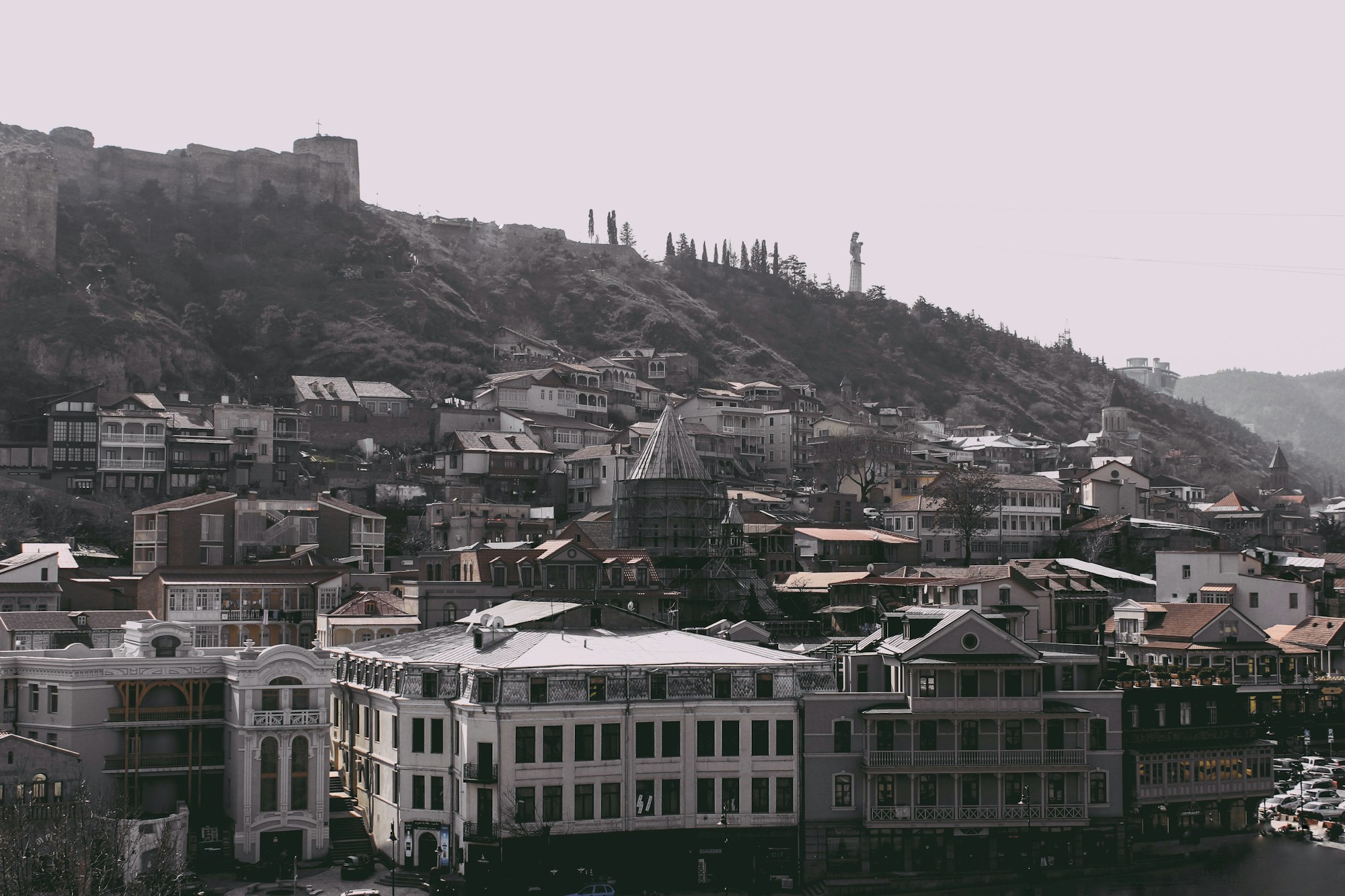 Vista de la ciudad vieja de Tiflis en Georgia, con sus balcones de madera tallada y tejados