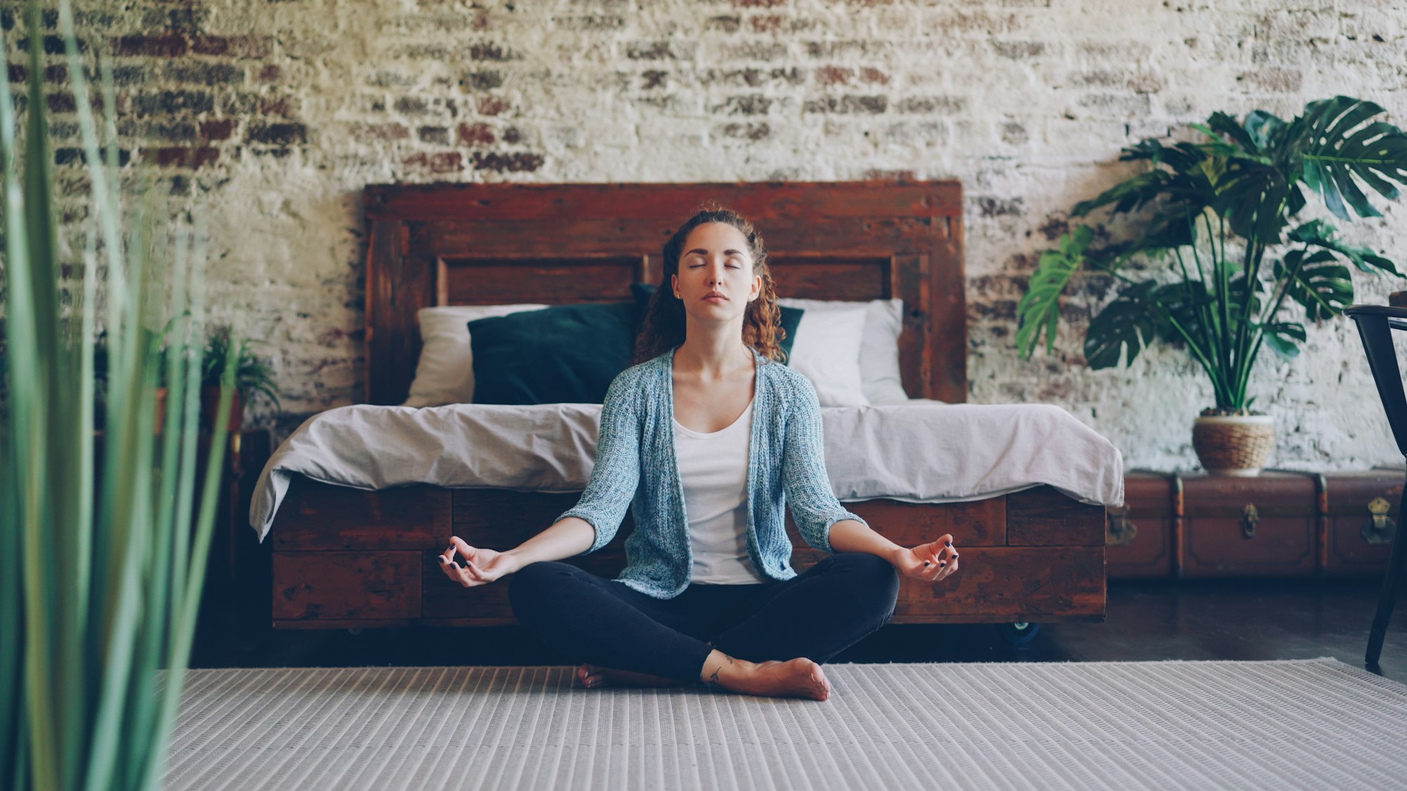 Mujer meditando, practicando mindfulness para gestionar el estrés de viajar
