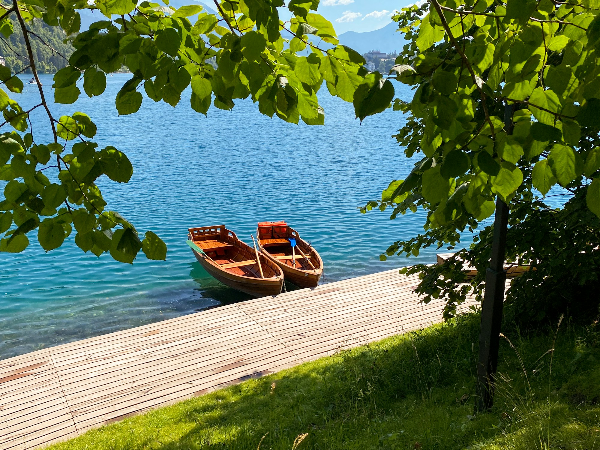 Barcos amarrados en el lago Bled de Eslovenia bajo un cielo nublado
