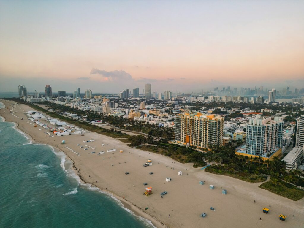 Vue aérienne de Miami Beach South Beach au crépuscule, cadre d'Art Basel Miami Beach 2026
