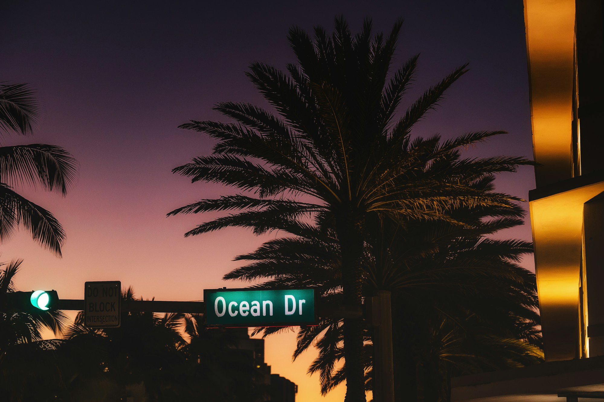 Ocean Drive au coucher de soleil à Miami Beach, cadre de la foire Untitled Art