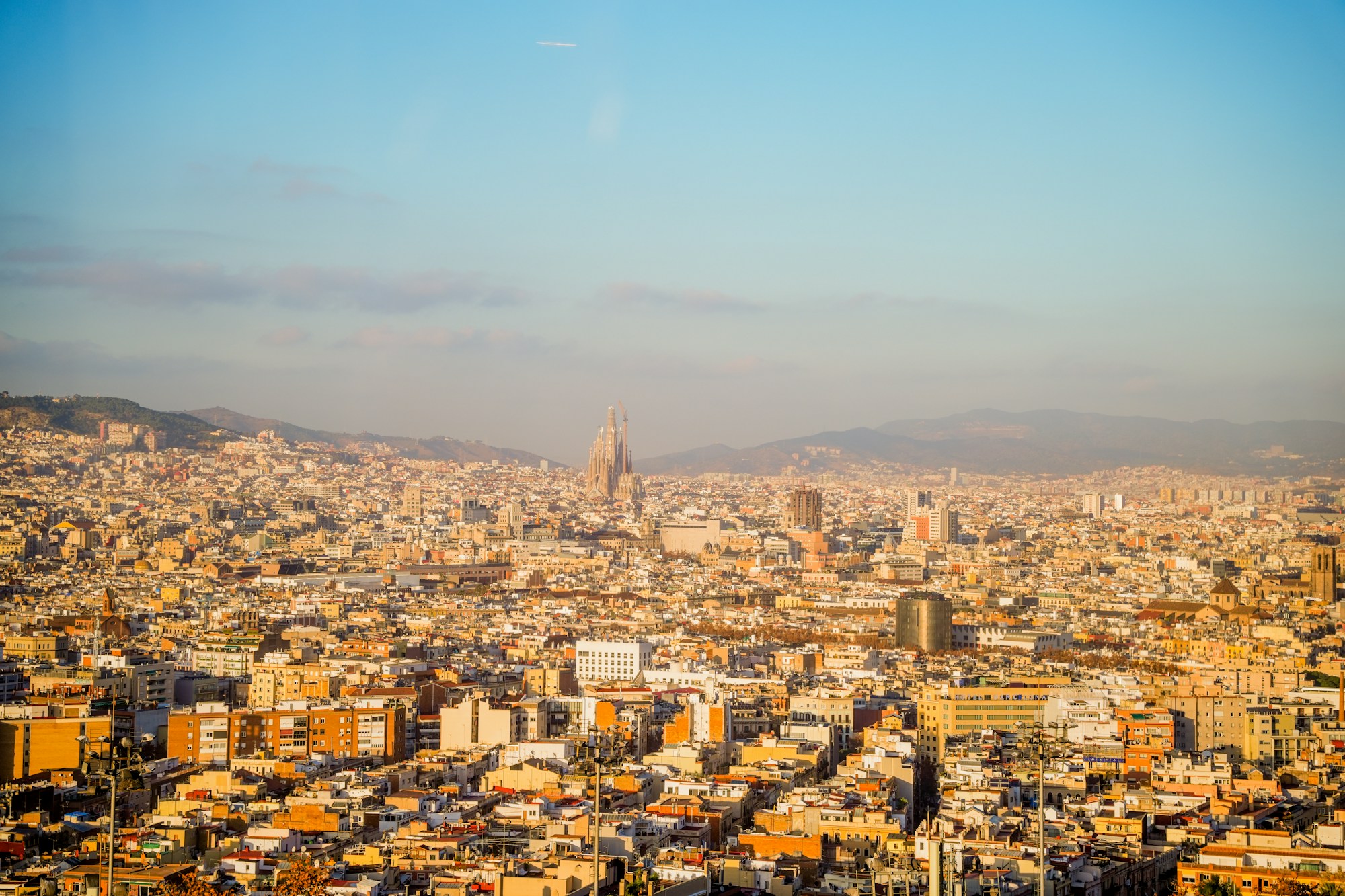 Vue panoramique de Barcelone depuis le château de Montjuïc avec la Sagrada Família en arrière-plan — étape TGV Paris-Barcelone Ascension 2026