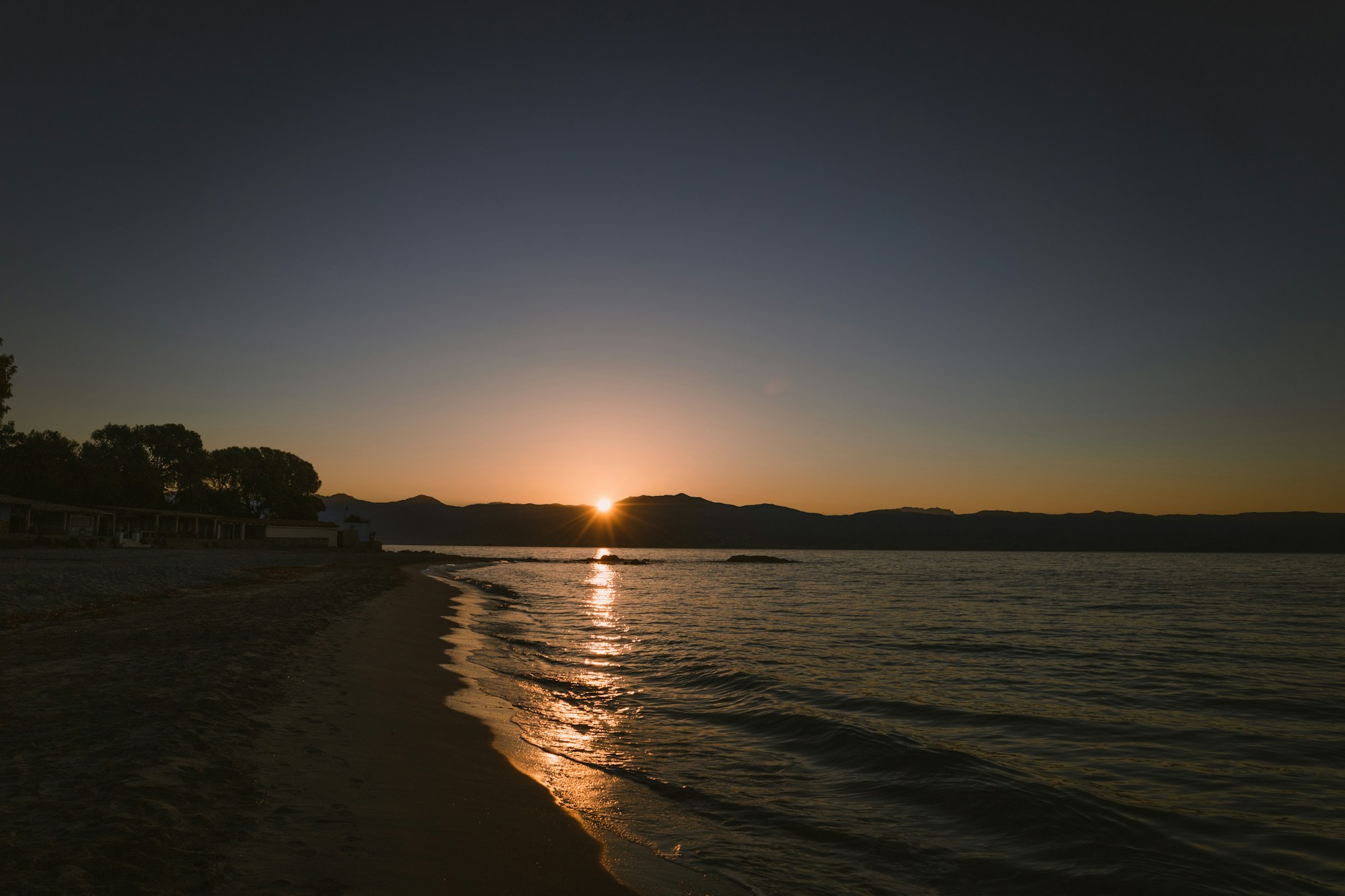 Lever de soleil sur la plage de l'Ariadne à Ajaccio, Corse — ferry Marseille-Corse pour le pont de l'Ascension 2026