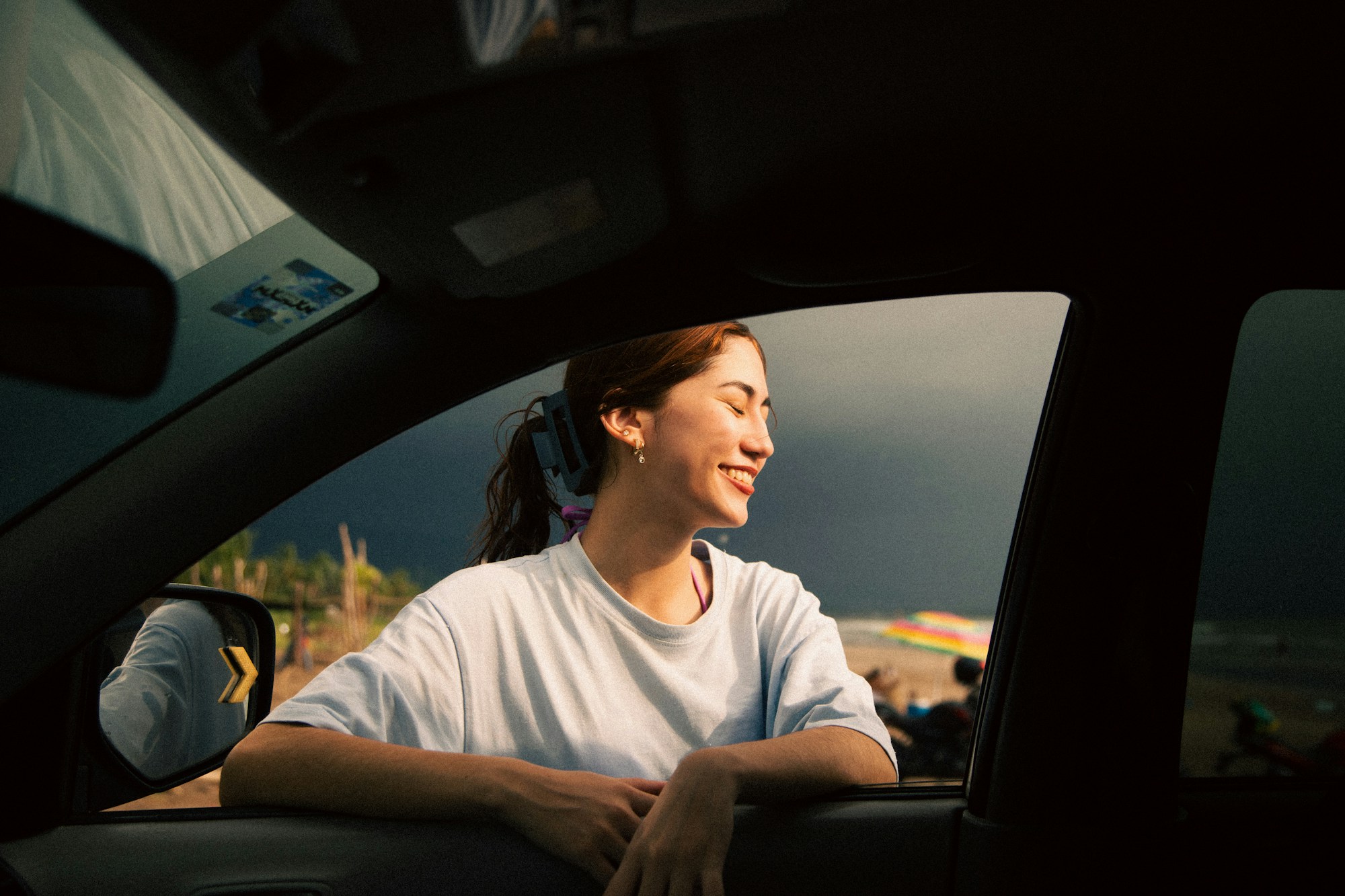 Jeune femme regardant par la fenêtre d'une voiture au coucher du soleil — covoiturage BlaBlaCar pont Ascension 2026