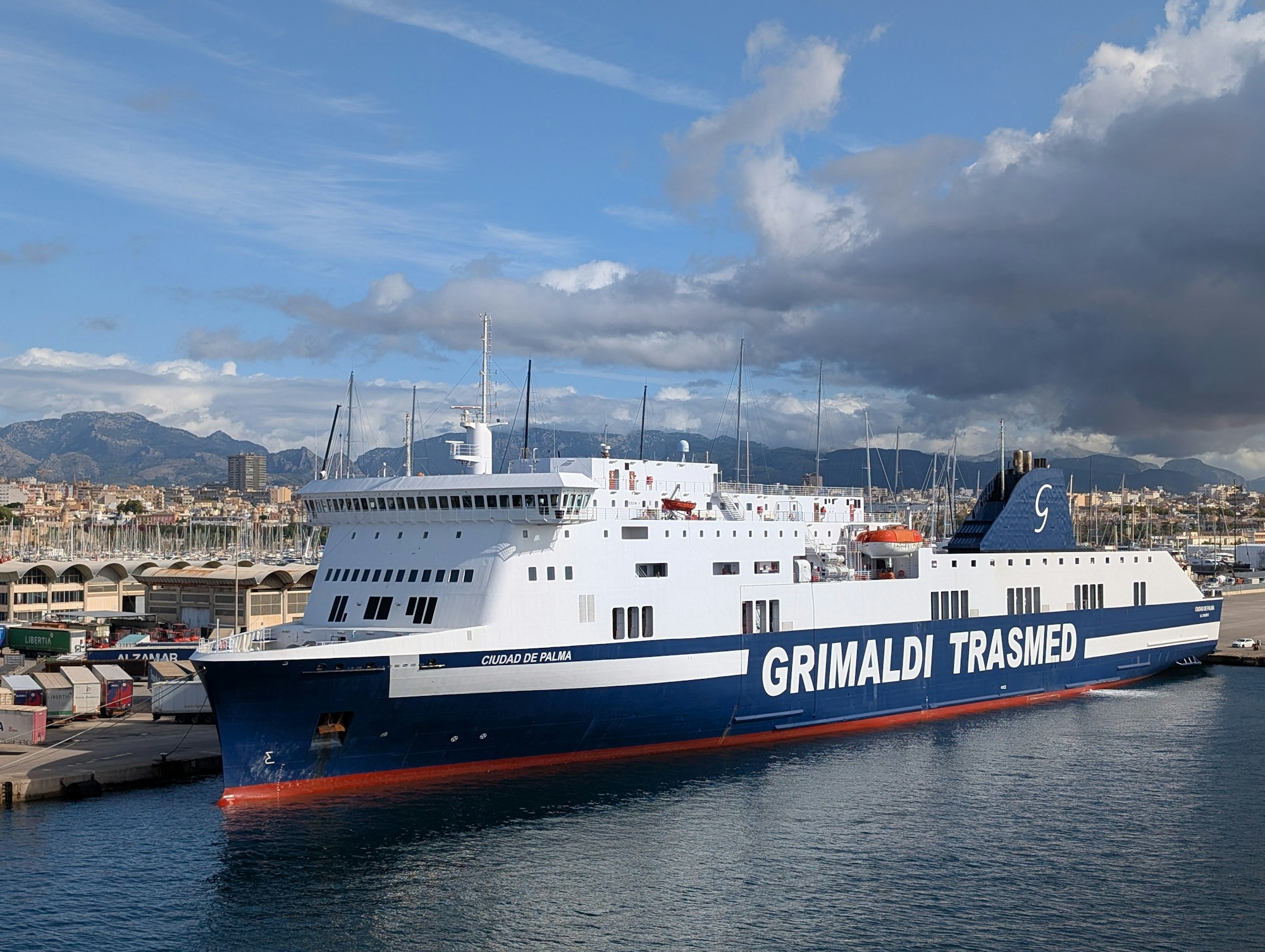 Grand ferry Grimaldi-Trasmediterranea à quai dans un port méditerranéen — ferries vers les Baléares pour le pont de l'Ascension 2026